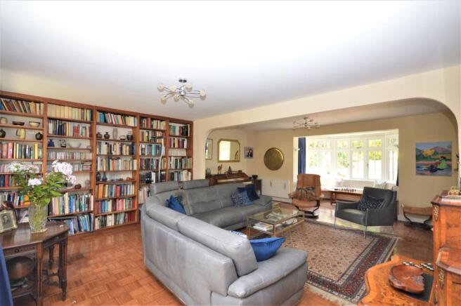 LOUNGE/SITTING ROOM