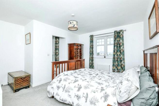 4 bed Detached for sale Image 4