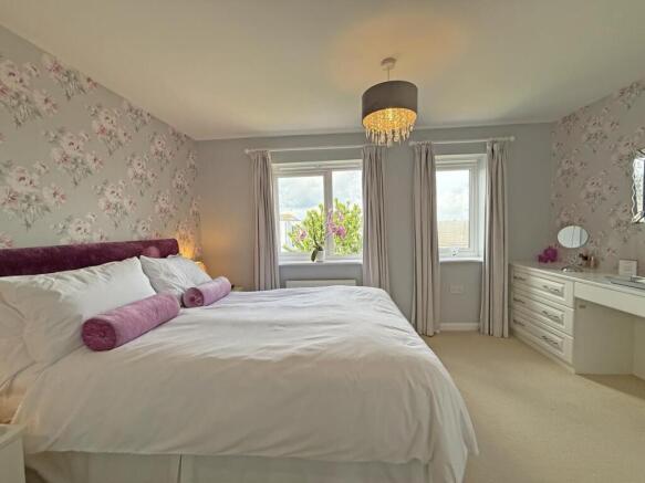 Grassendale Avenue 39 - Bed 1 Front.jpg