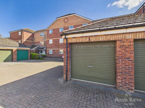 2 bed Apartment for sale Image 12