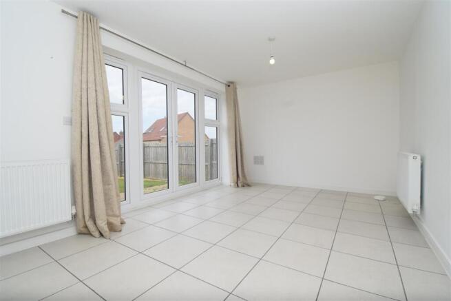 4 bed Detached to rent Image 5