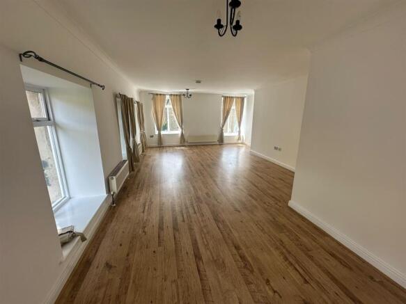2 bed Apartment to rent Image 5