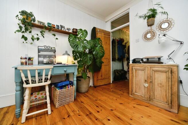 Apartment in Brighton, Round Hill - More