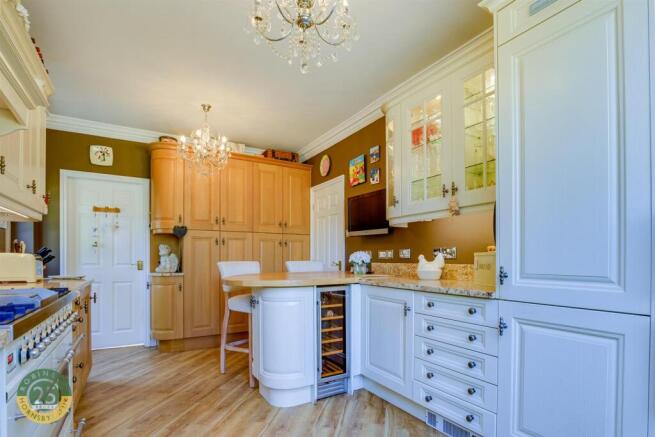 4 bed House for sale Image 10