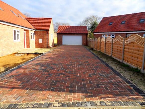 GARAGE & DRIVEWAY