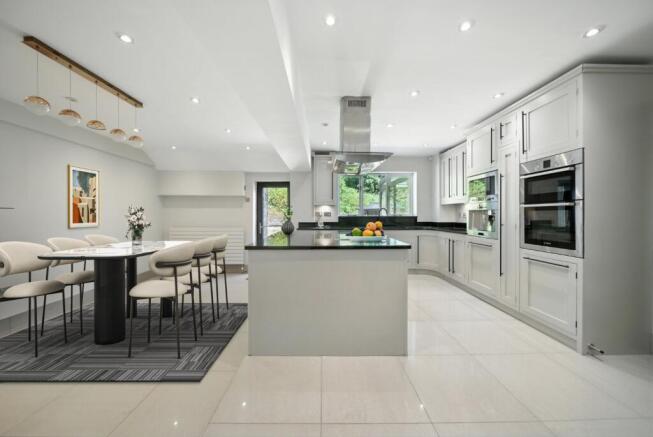 5 bed Detached for sale Image 5