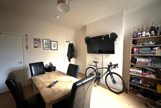 Bright, well¿kept living/dining area with a din...