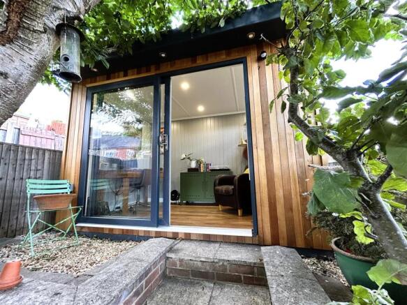 ext cabin.JPG