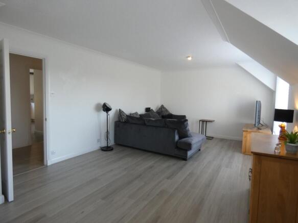 LOUNGE / DINING