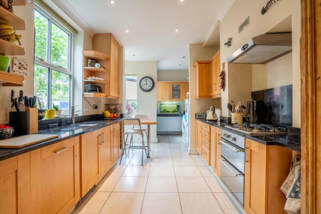 5 bed Town House for sale Image 4