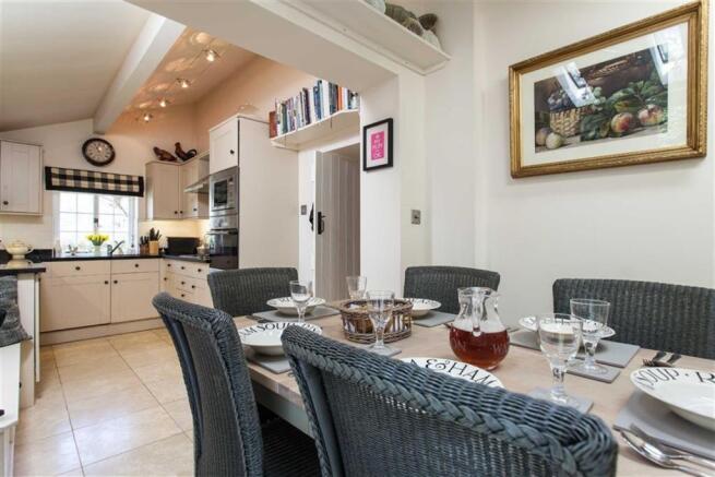 KITCHEN/DINING AREA 