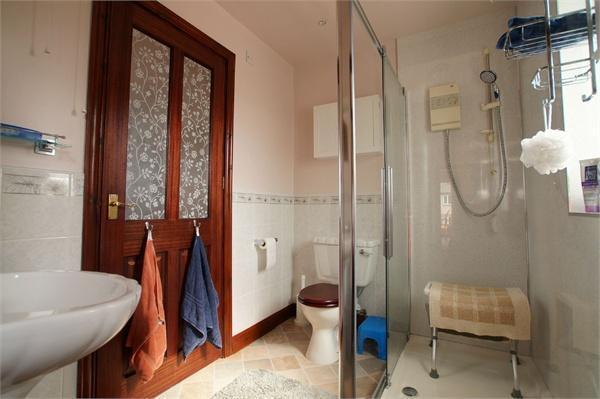 En-suite to bedroom