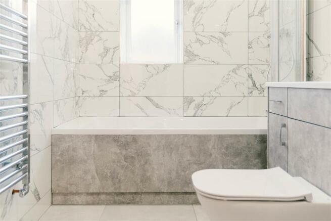 Main Bathroom-3.jpg