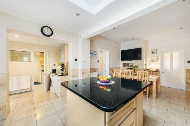5 bed Detached for sale Image 5