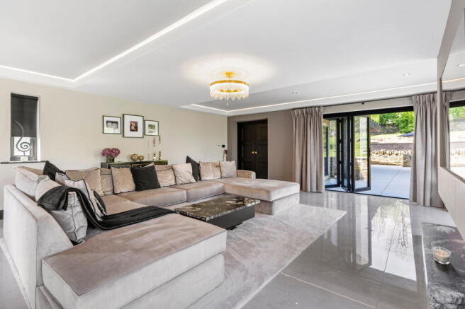 4 bed Detached for sale Image 8