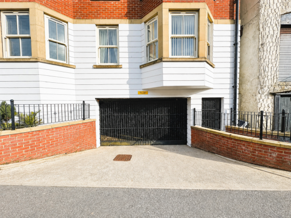 2 bed Flat for sale Image 10