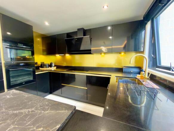3 bed Apartment to rent Image 6