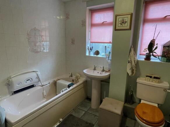 Bathroom..jpg