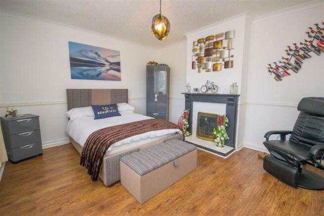 SITTING ROOM/BEDROOM