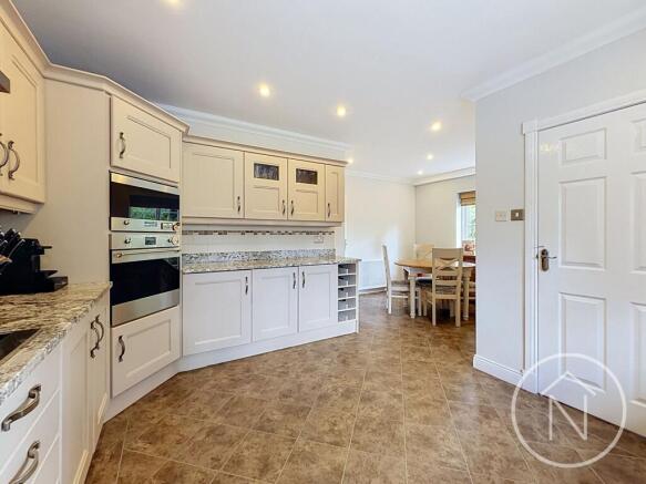 5 bed Detached for sale Image 9