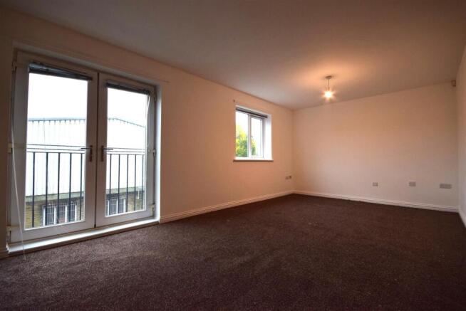 2 bed Apartment to rent Image 4