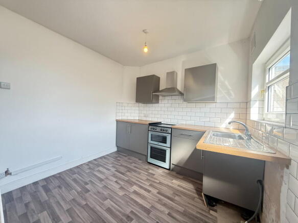 2 bed Terraced to rent Image 5