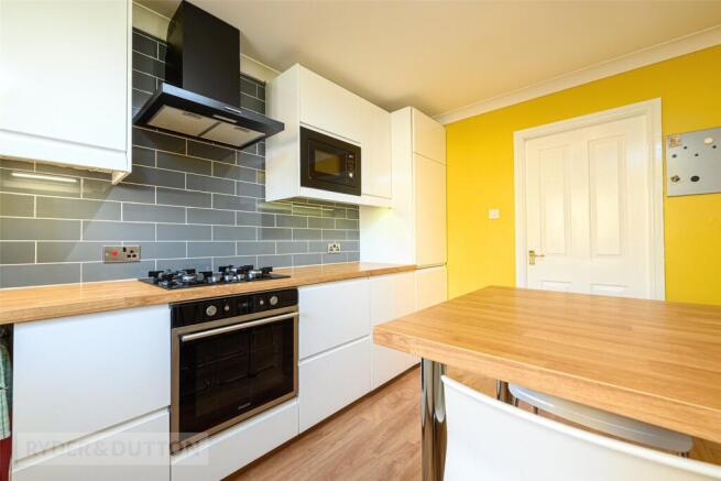 5 bed Detached for sale Image 8