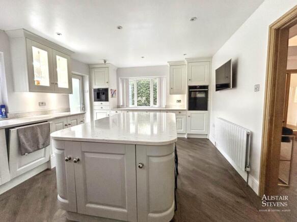 5 bed Detached for sale Image 11