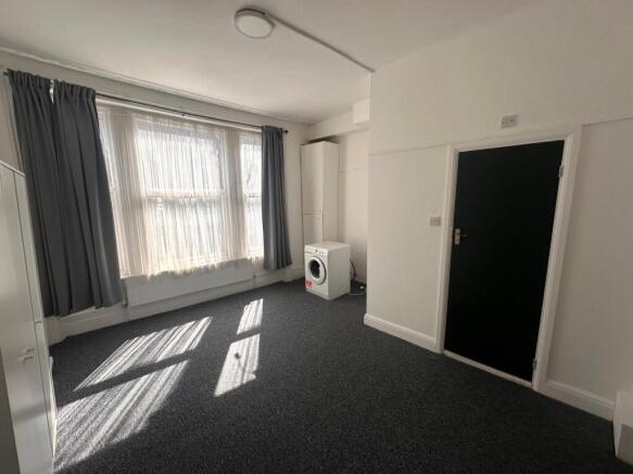 Lounge/ Bedroom (2)