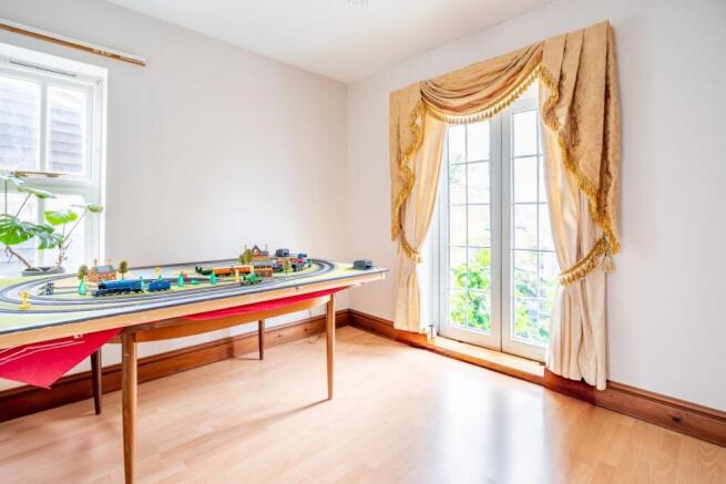 5 bed Detached for sale Image 6