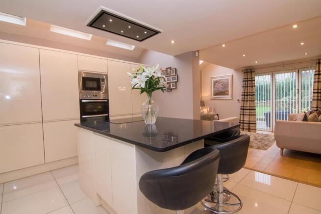 OPEN PLAN BESPOKE FITTED KITCEN/DINER AND SITTING