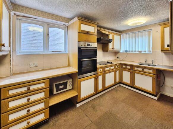 4 bed Detached to rent Image 8