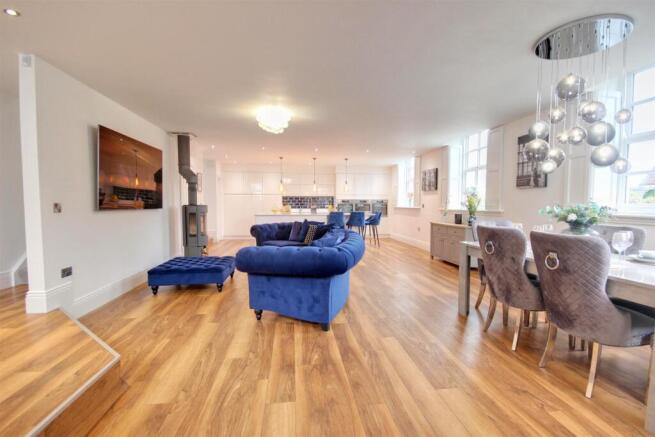 4 bed Detached for sale Image 5