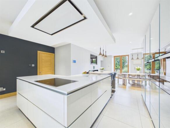 5 bed Detached for sale Image 4