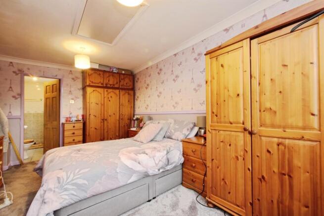 5 bed Semi-Detached for sale Image 9
