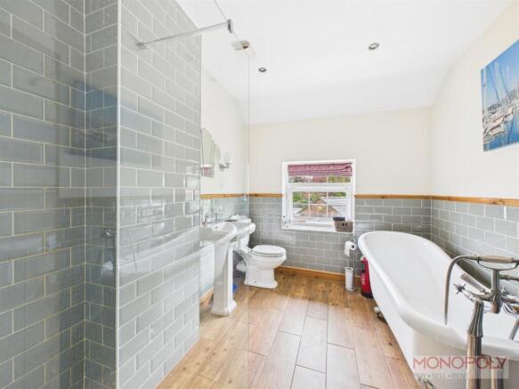 EN SUITE BATHROOM