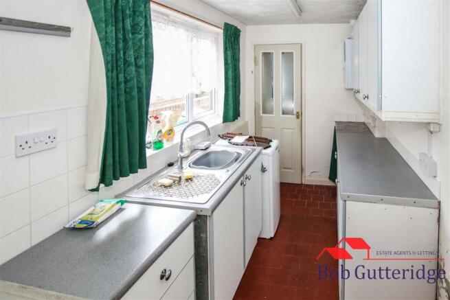 FITTED KITCHEN