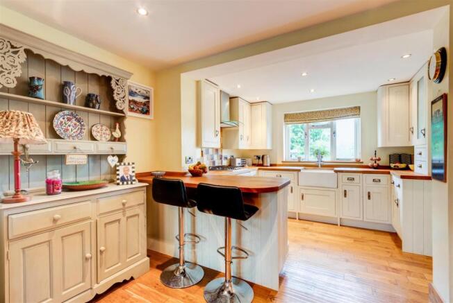 KitchenBreakfastRoomV2.jpg
