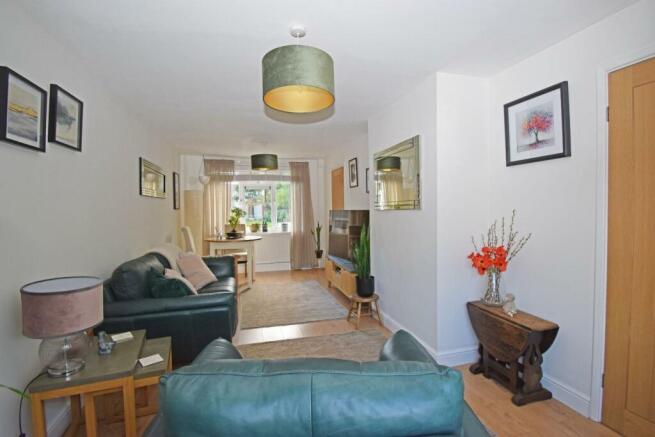 33 Elmley Close, living a.jpg