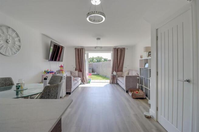 85 ANDREWES WAY RAYLEIGH-14.jpg