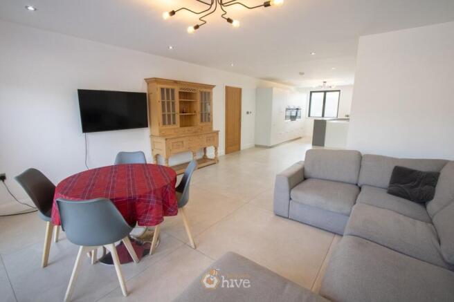 5 bed Detached for sale Image 7