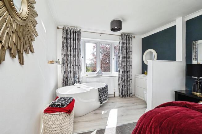 4 bed Detached for sale Image 11