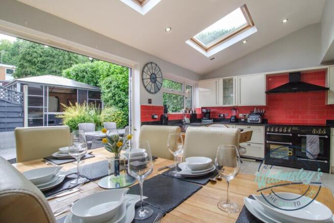 Dining & bifolds to garden