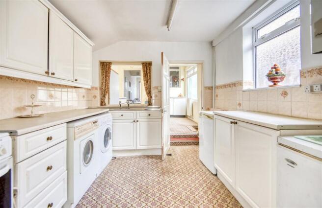 4 Kitchen.jpg