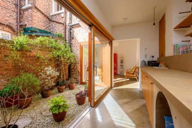 3 bed Terraced for sale Image 6