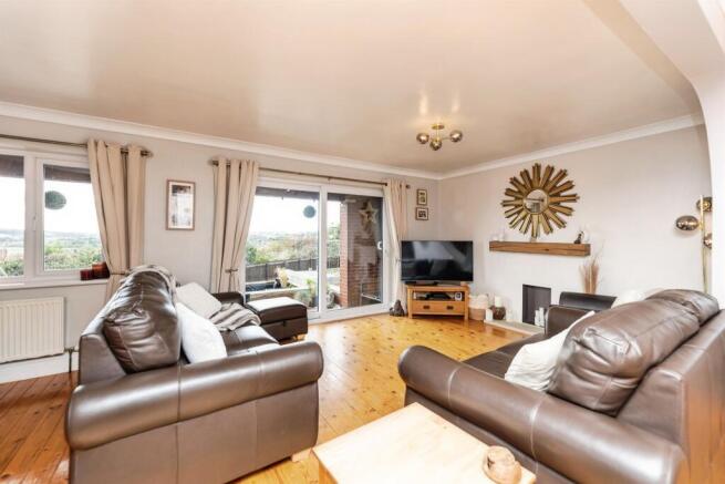 5 bed Detached for sale Image 6