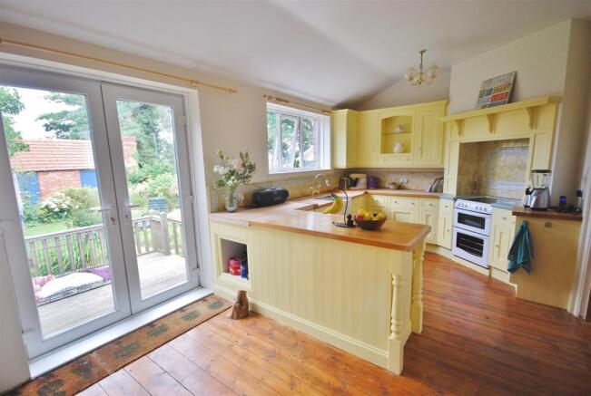 KITCHEN/DINER: