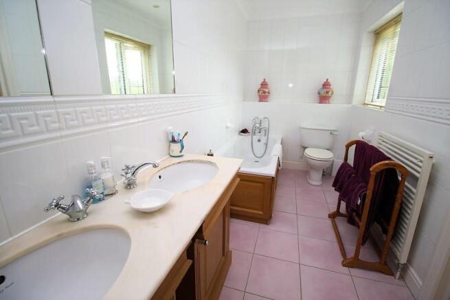 Ensuite to bedroom 1.