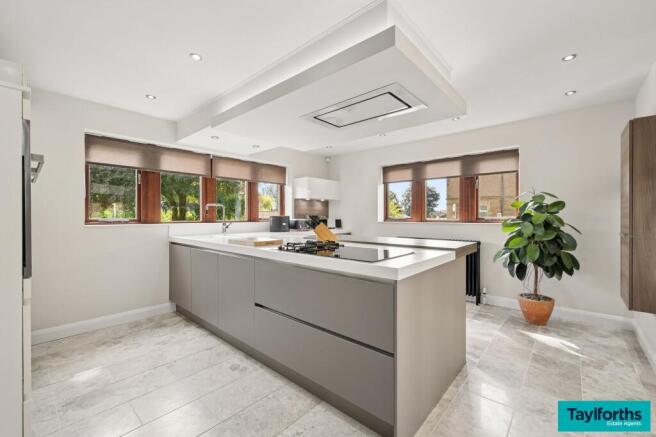 4 bed Detached for sale Image 12