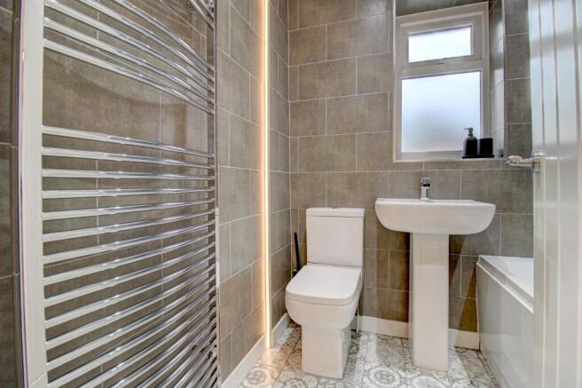 Family Bathroom (left)